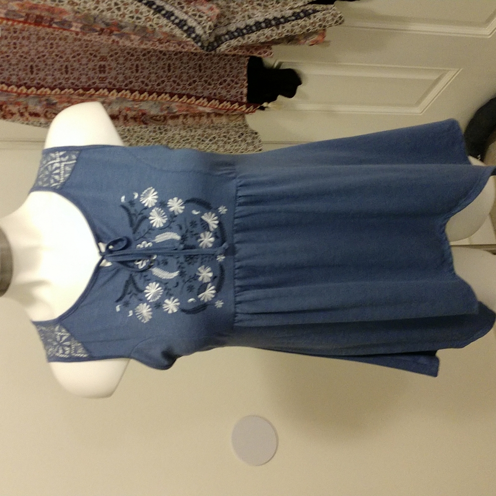 NWOT Fred David shark bite Sleeves knit with embroidery and lace.